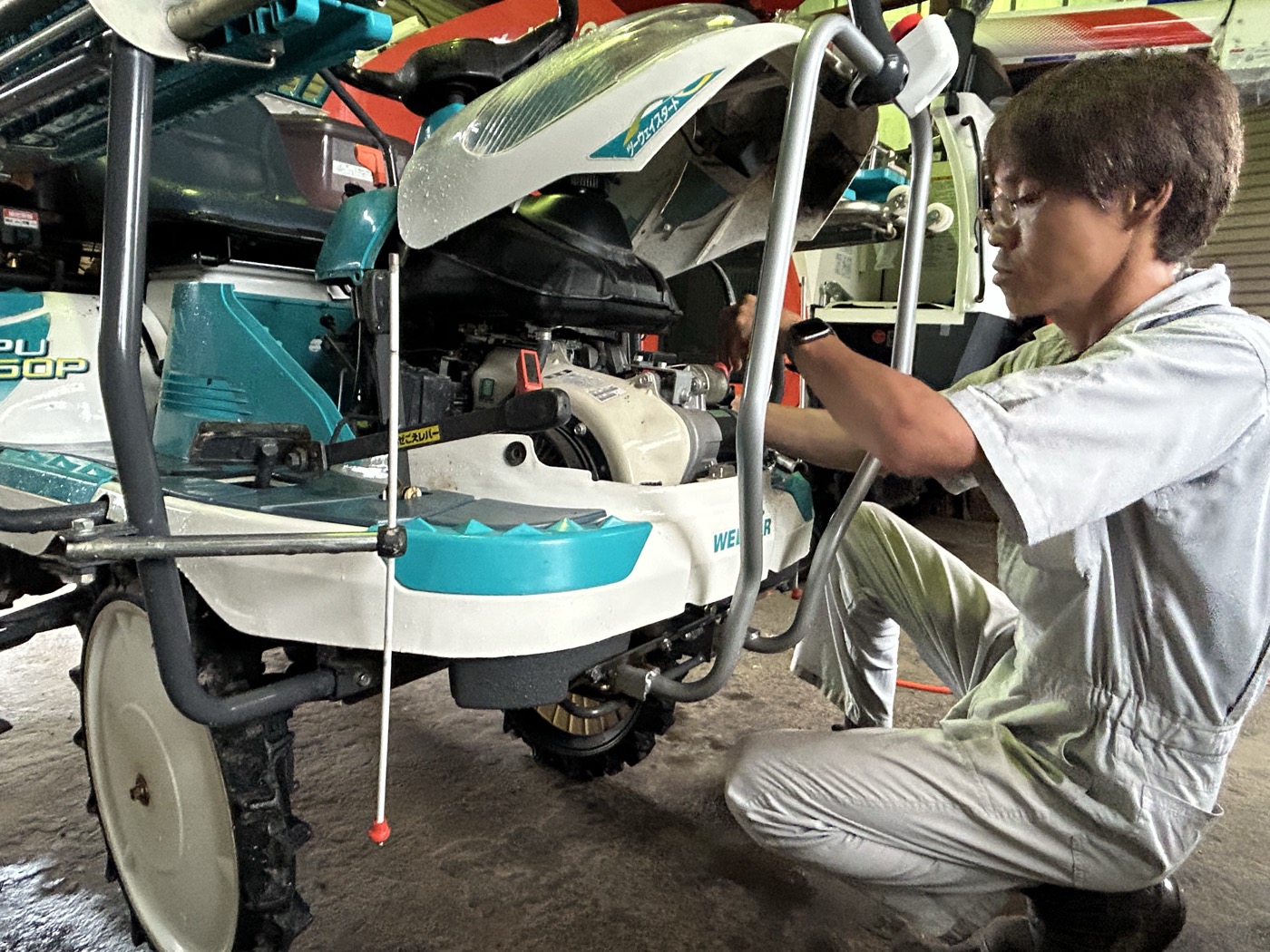 夏の作業着で農機整備中