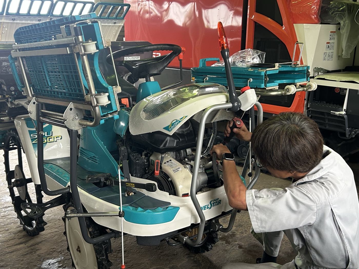 田植え機の整備作業・夏の農機具屋