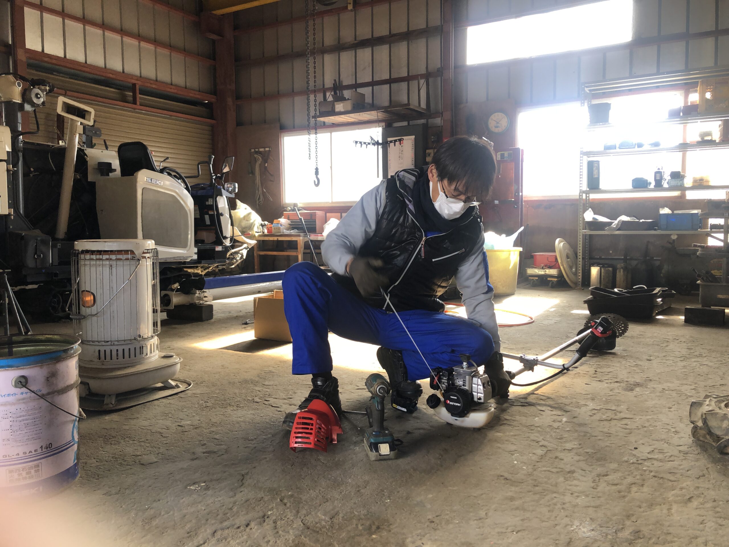 農機具屋の整備工場に置かれたトラクター