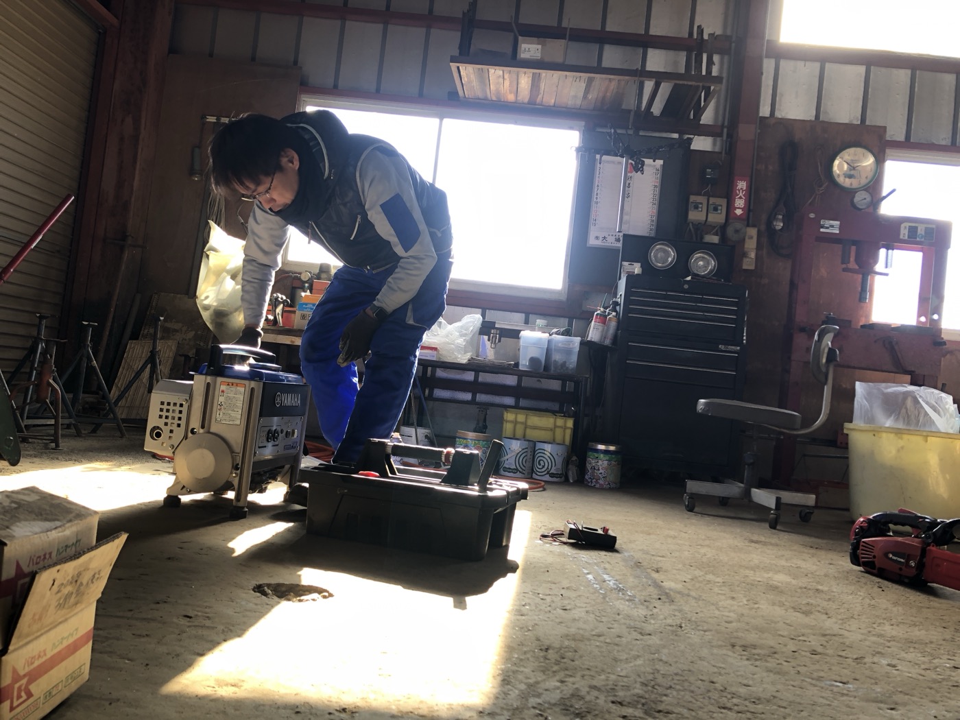 整備工場でヤマハの発電機を点検整備する整備士