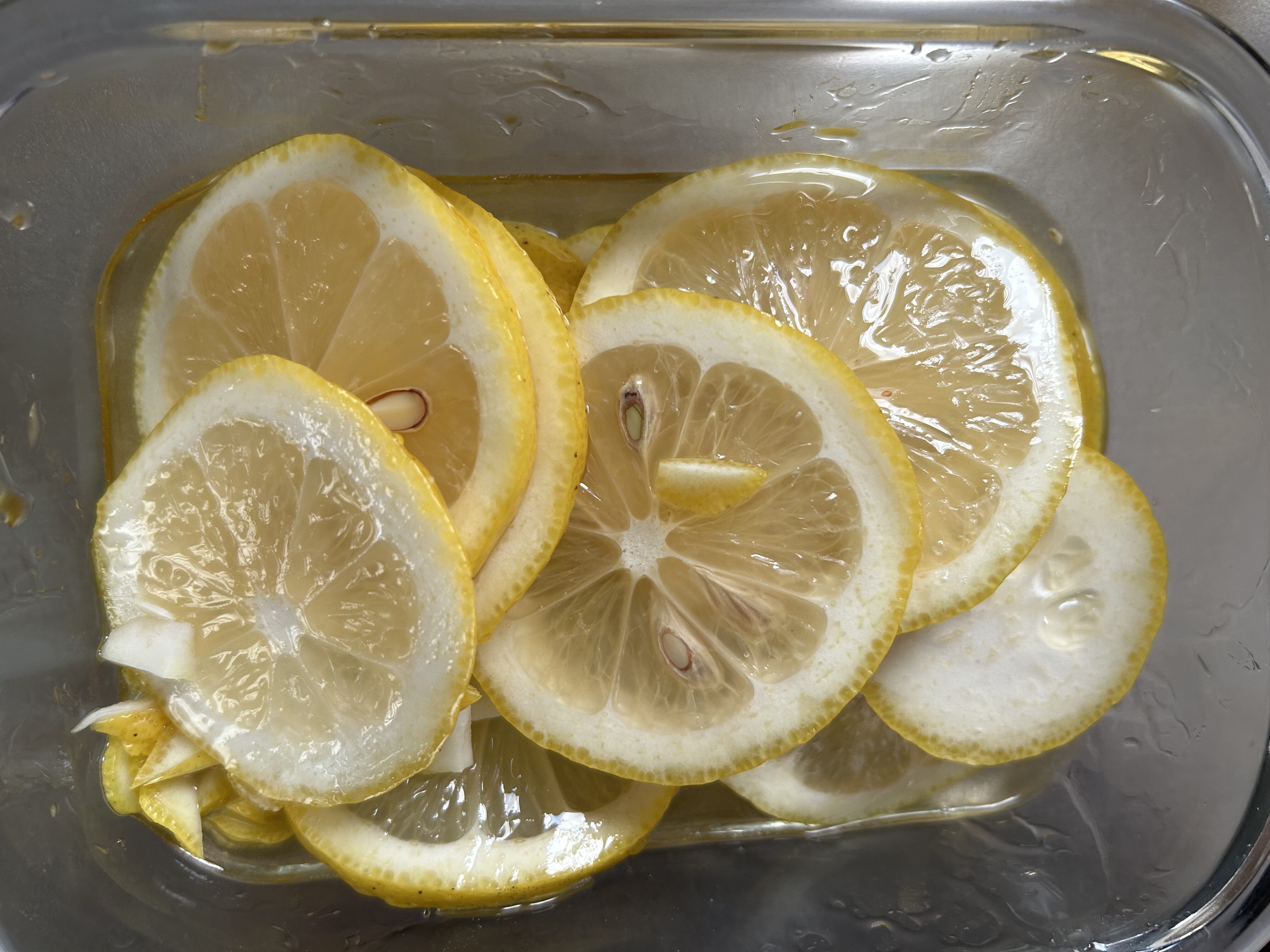 瓶にレモンと蜂蜜を入れているところ