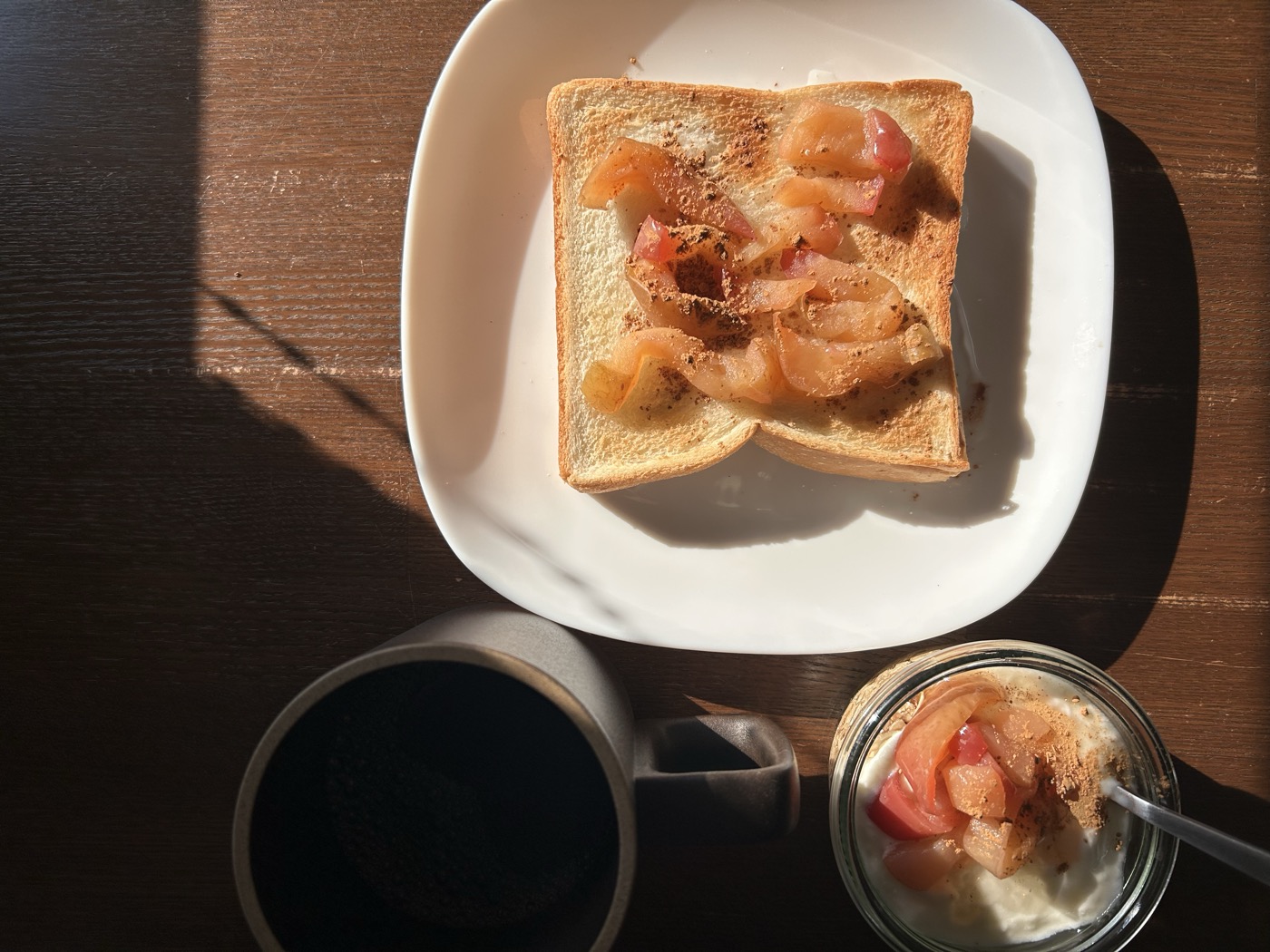 農家さんからもらったりんごで作ったコンポートをトーストにのせた朝食とコーヒー