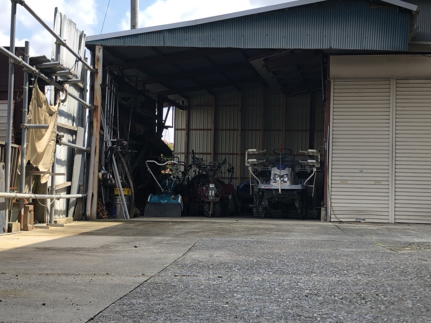 農機具の修理現場