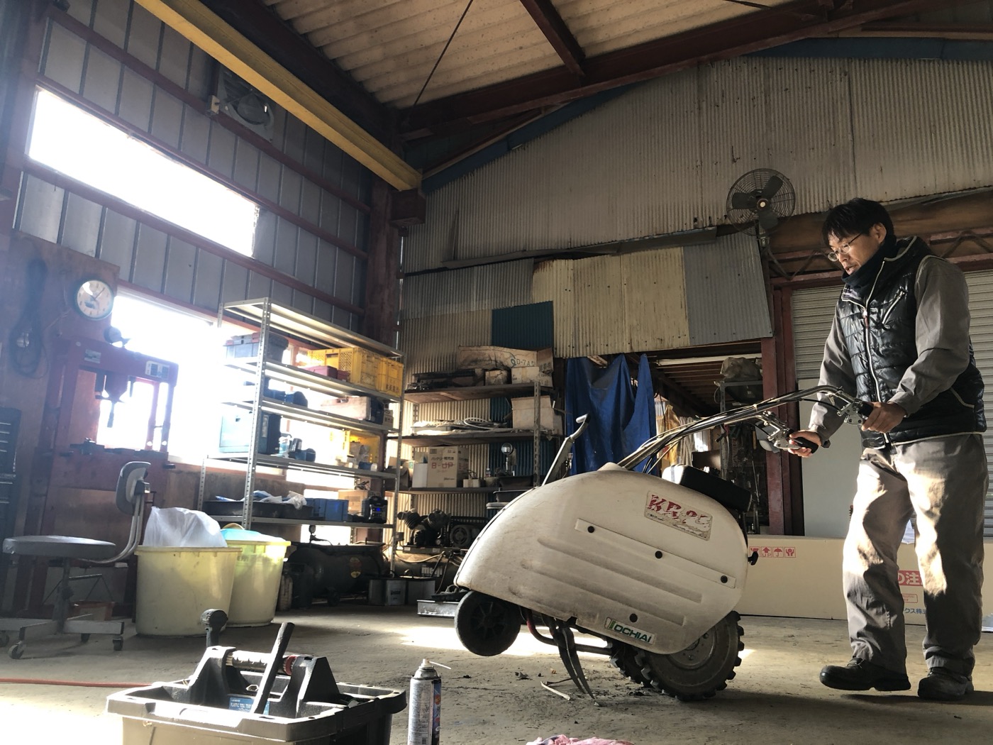 農機具の工具ボックスと防錆スプレー、大場農機の整備道具