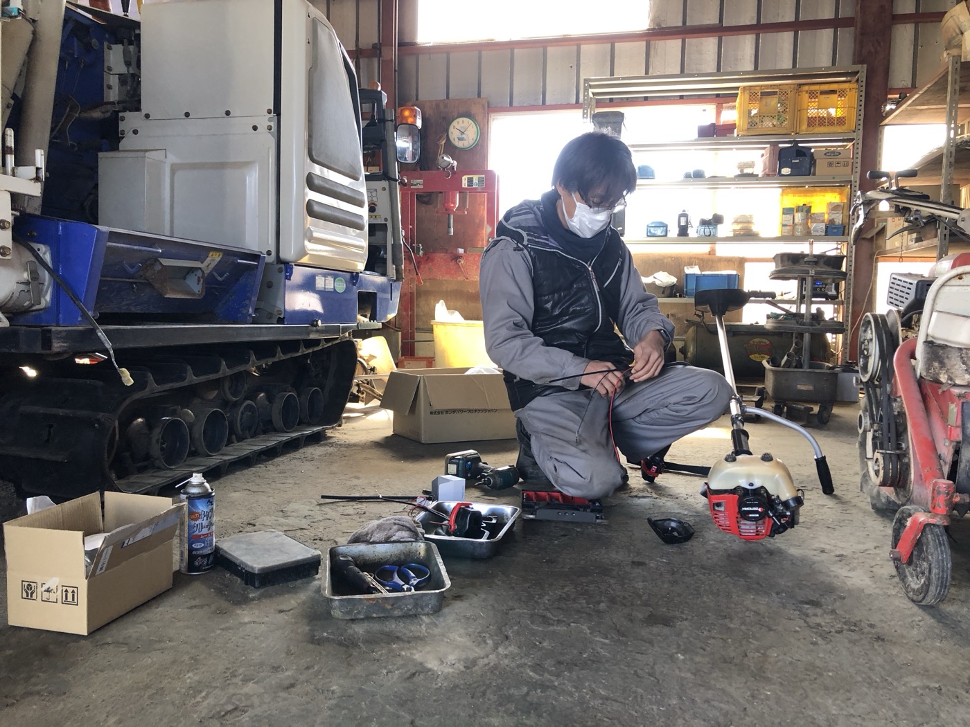 農機具屋の整備工場で業務用冷風機を使用している様子