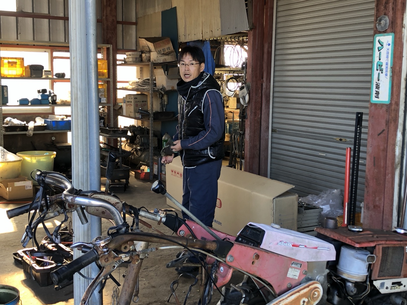 農機具整備工場でのトラクター修理