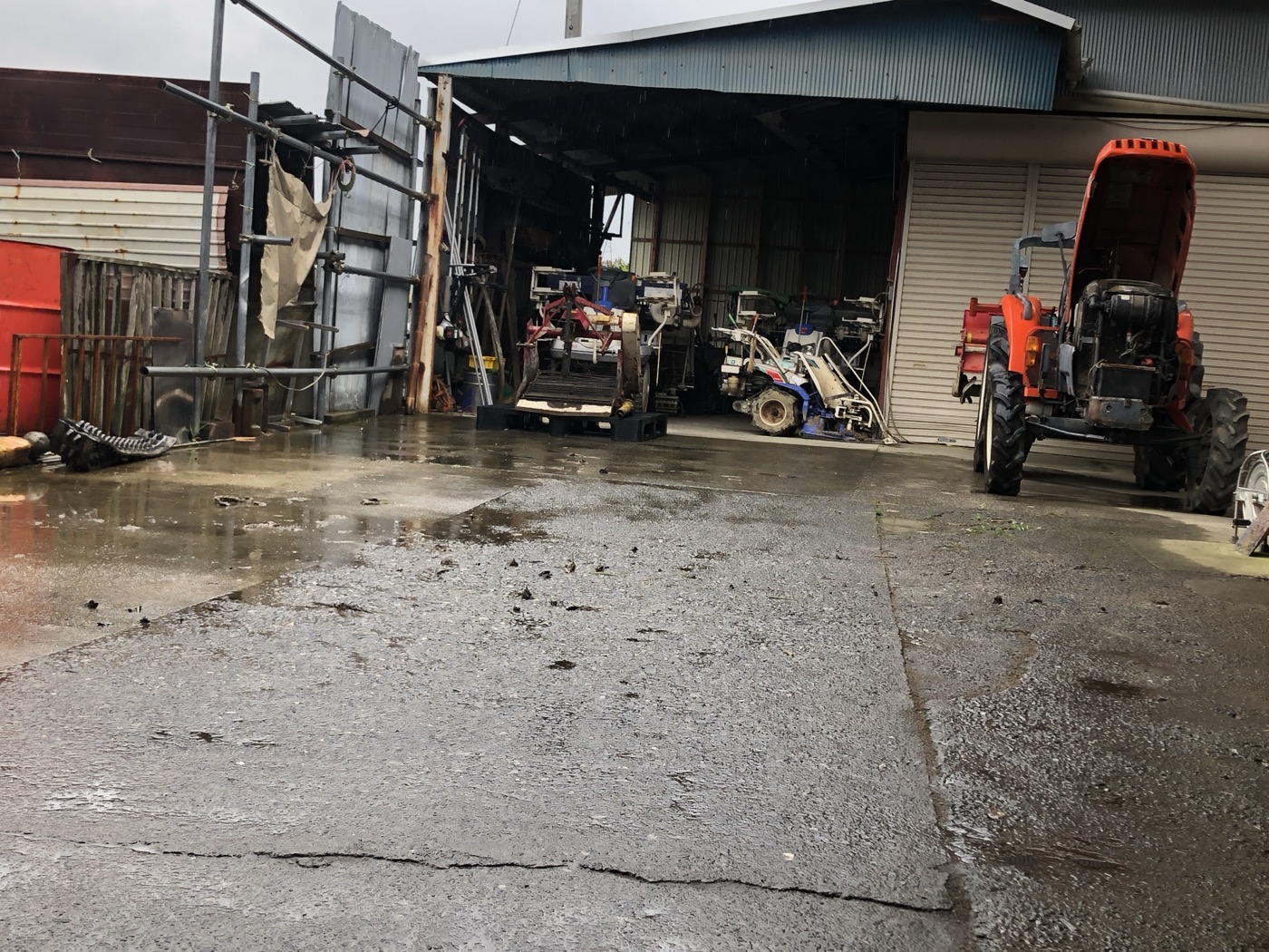 整備工場の作業