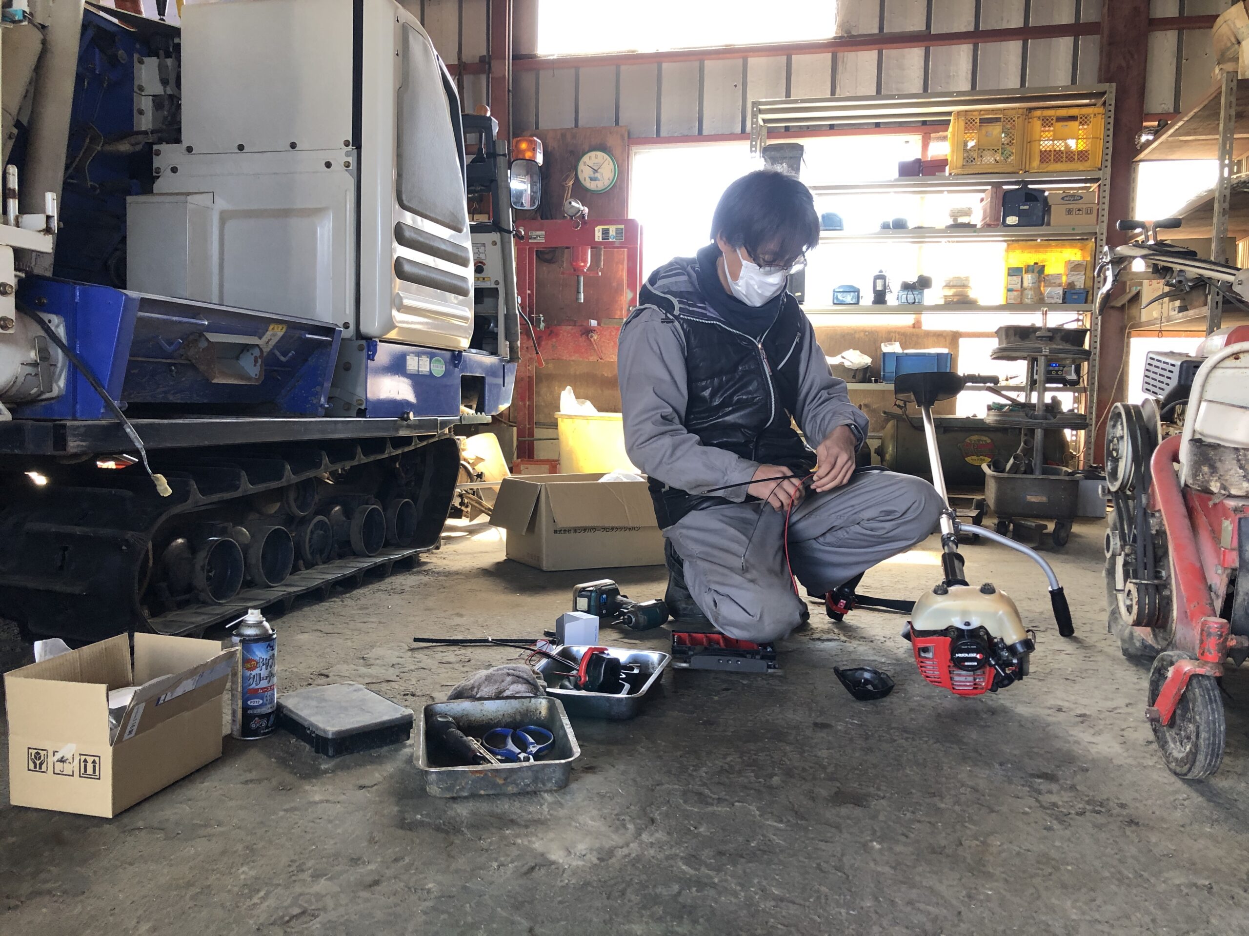 整備工場で作業中の整備士