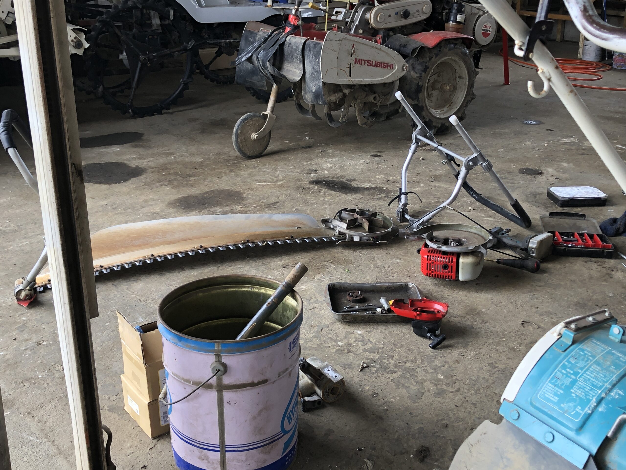 農機具の整備工具とチェーン