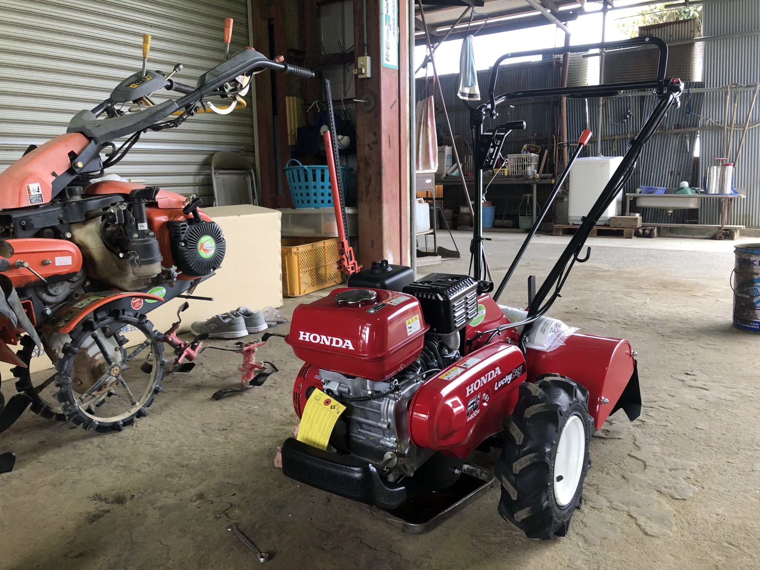 農機具屋の整備工場に並ぶHondaの管理機