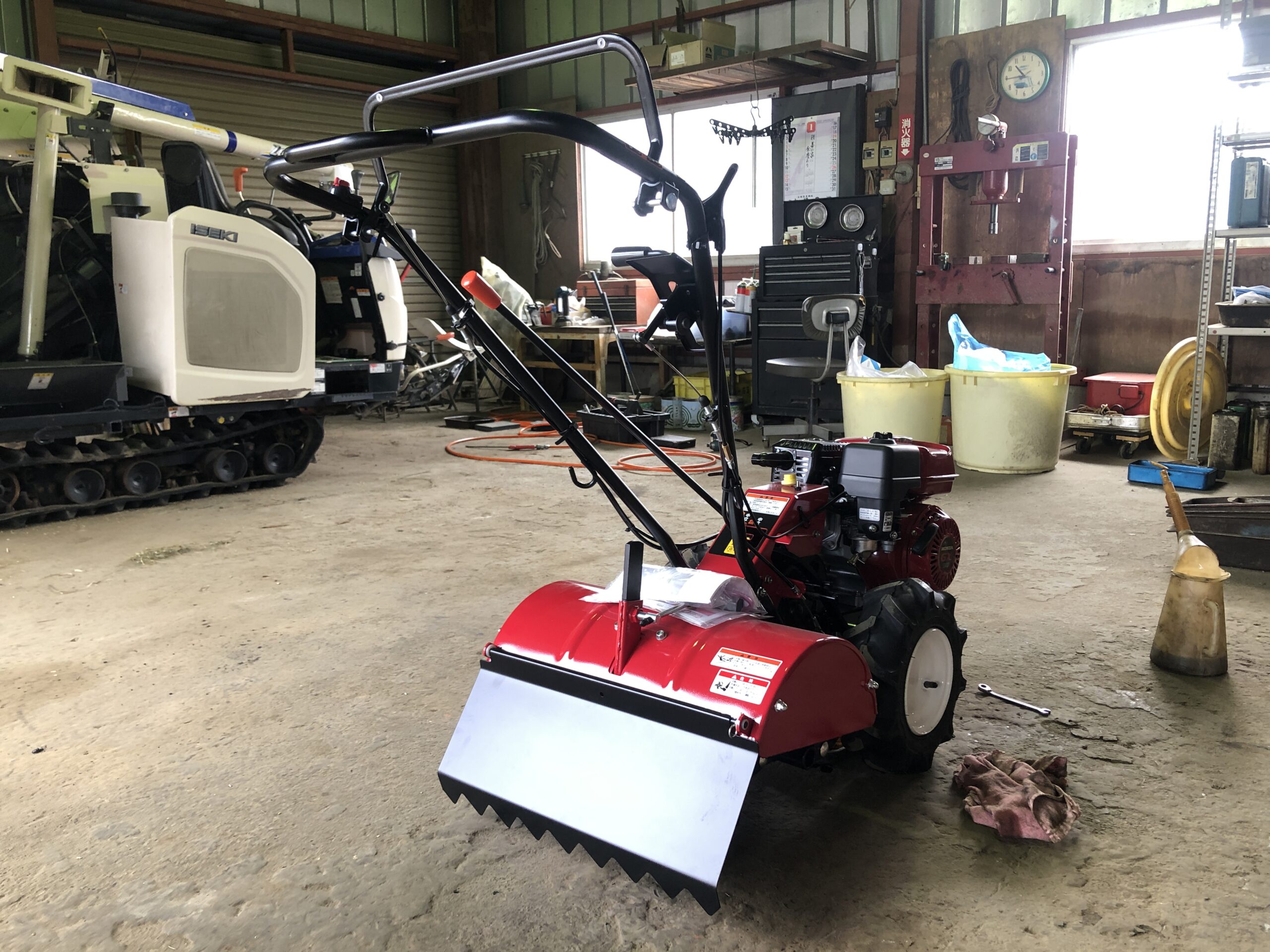 農機具屋の整備工場内の農機具
