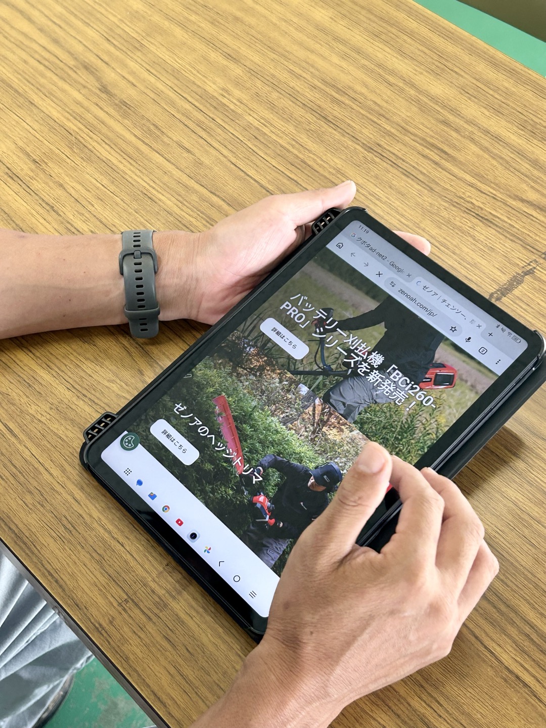 タブレットで大場農機のホームページを閲覧している様子