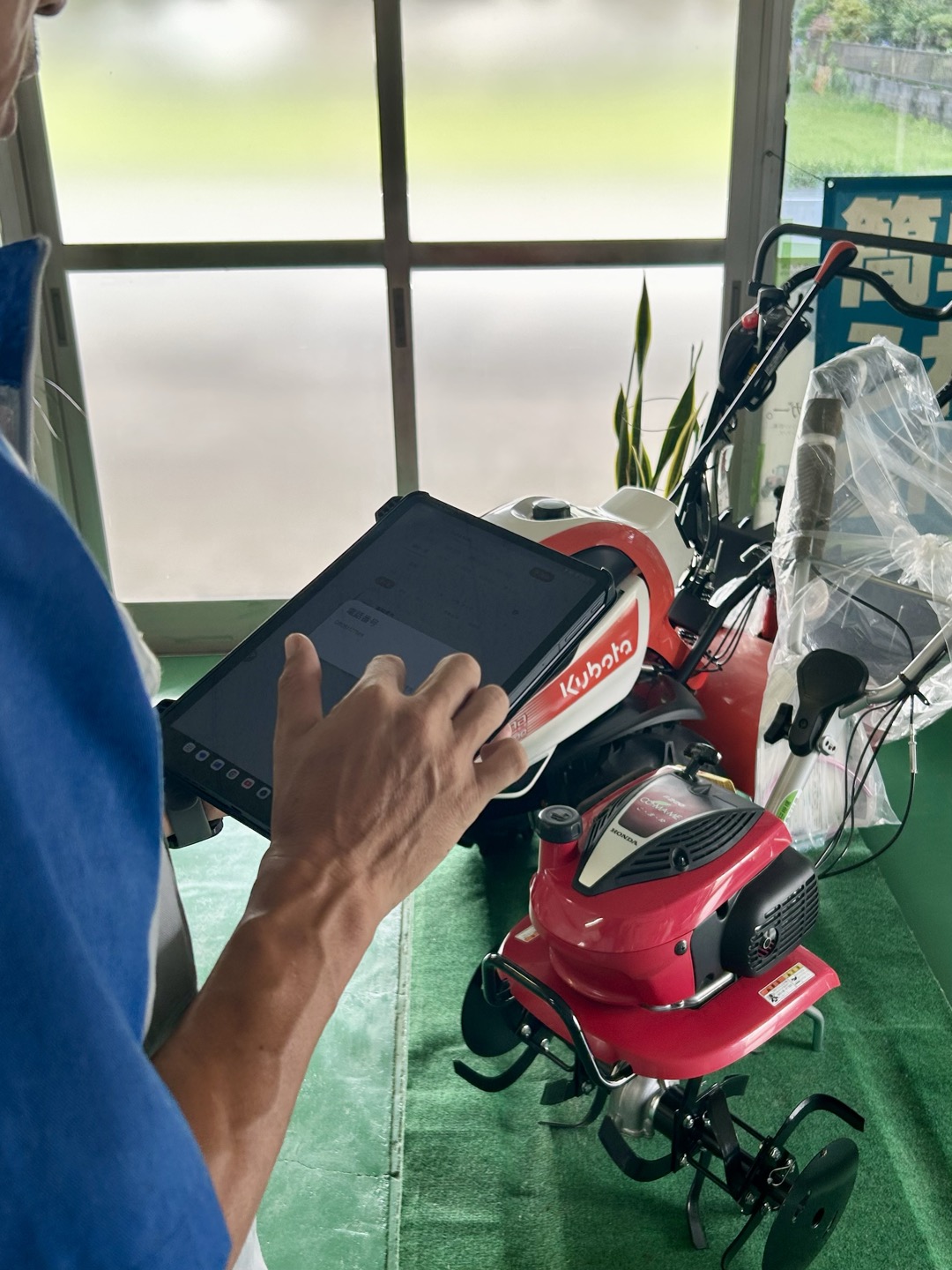 タブレットで農機具を説明している様子