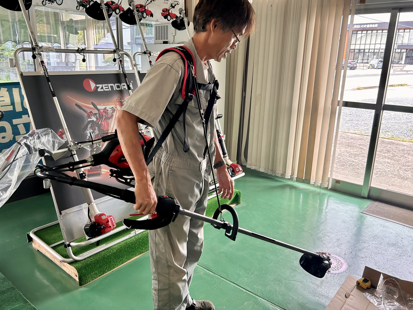 ゼノア バッテリー刈払機 整備士さん装着デモ