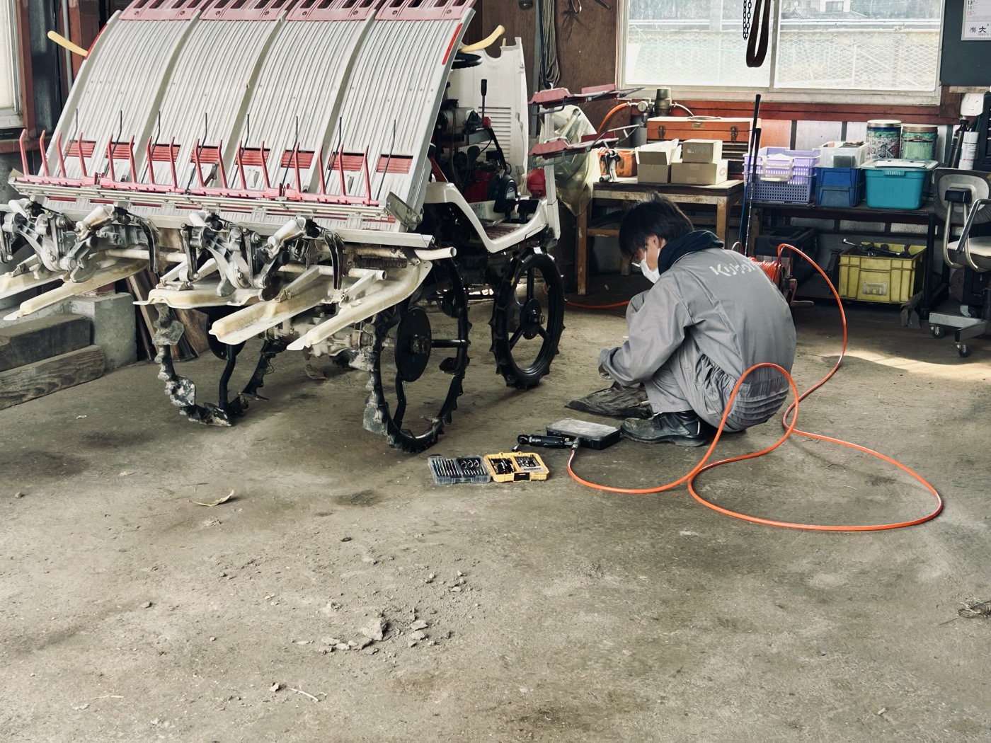 工場で農機具を整備する様子