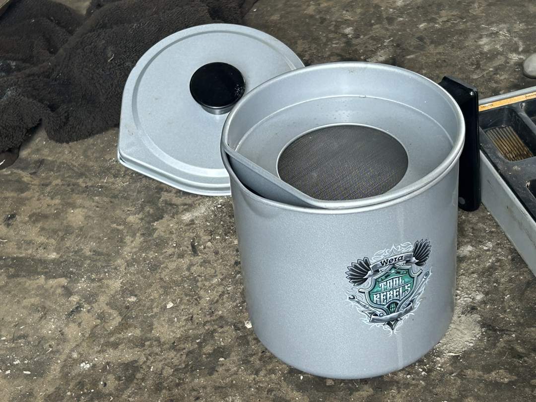 ふたを開けた油こし機、内側の網フィルターが見える