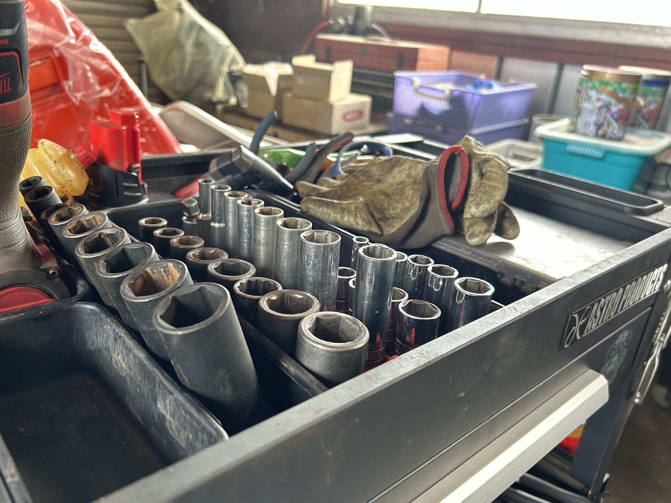 ソケットレンチと軍手が並んだ工具ラック