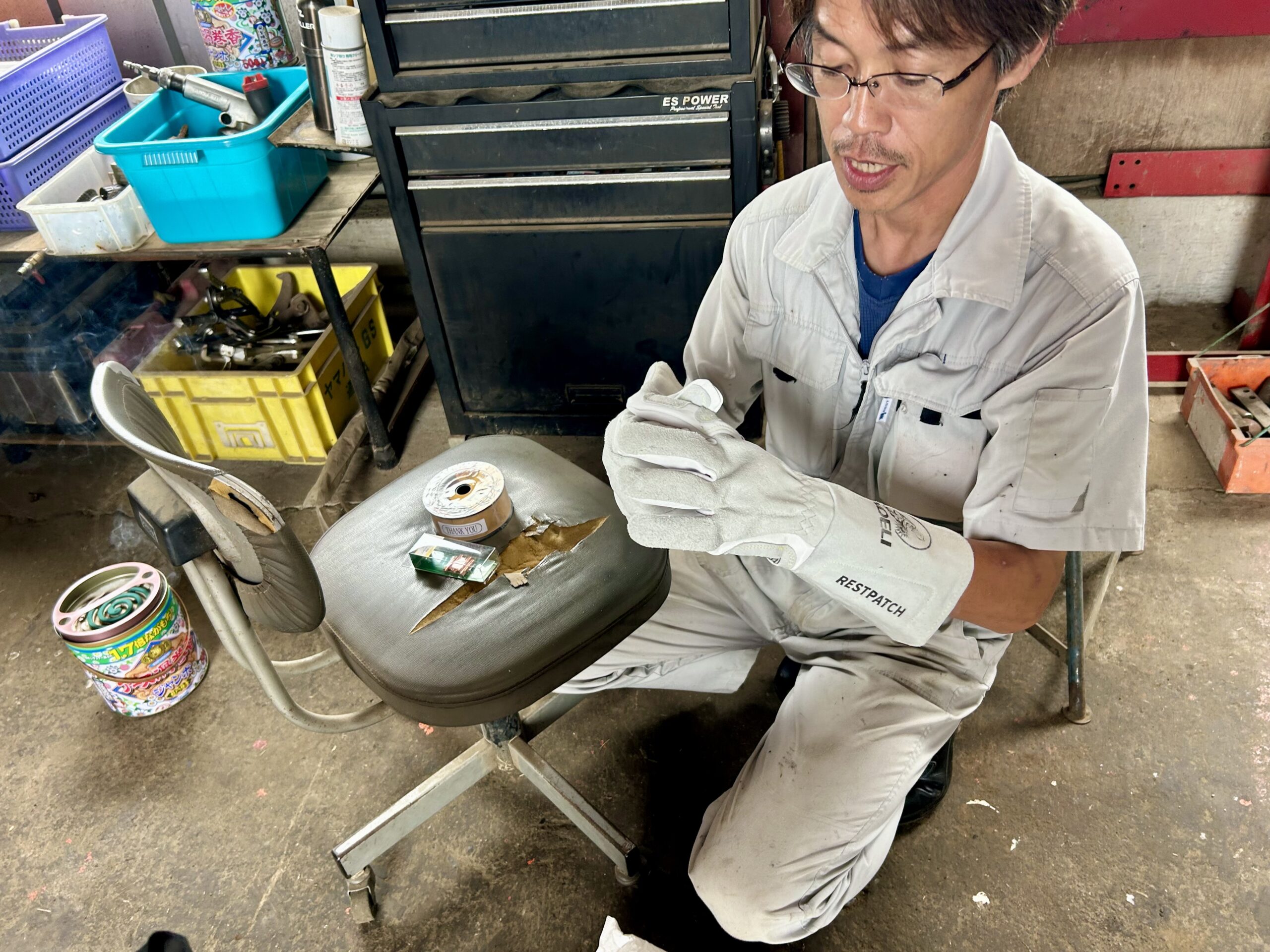 新調したばかりの真っ白な溶接用手袋をつける整備士さん