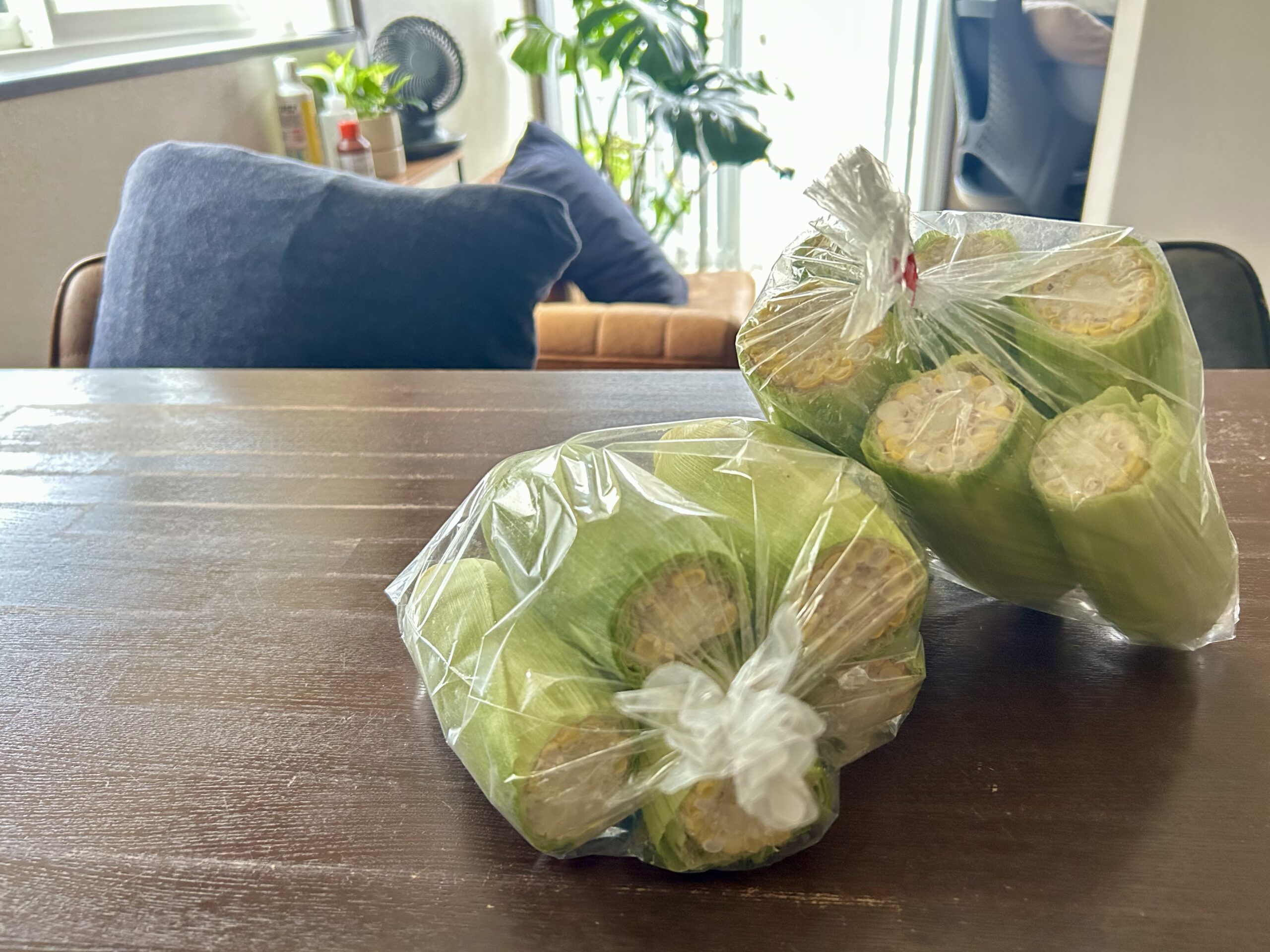 農家さんからお裾分けでいただいた、皮つきのとうもろこし2袋