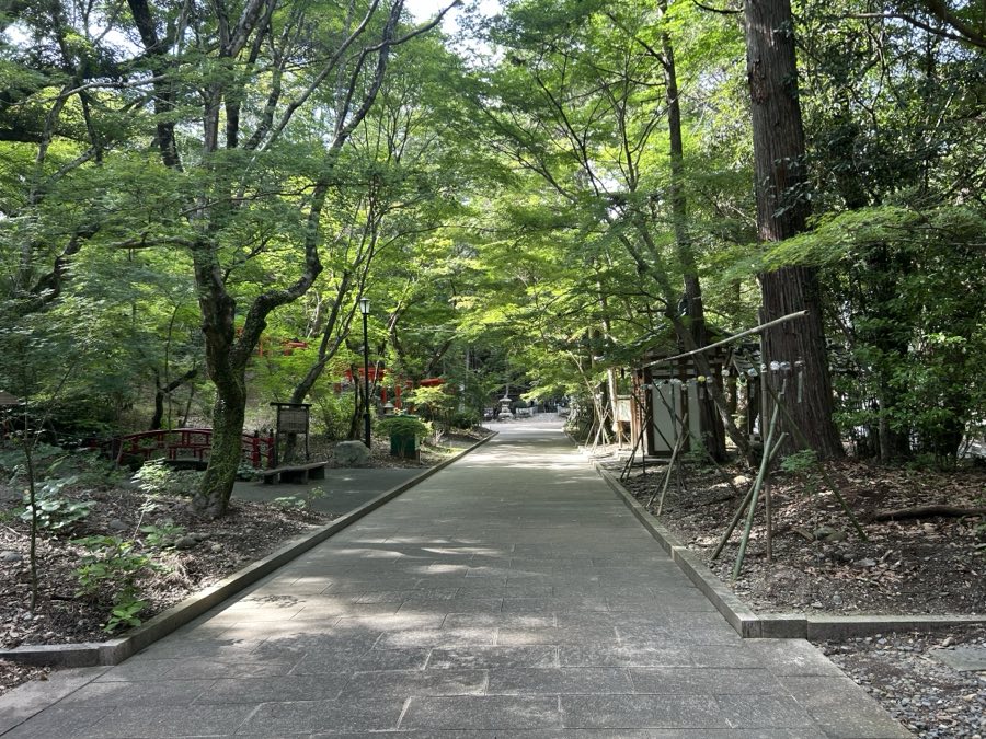 油山寺の参道に吊るされた風鈴と赤い橋
