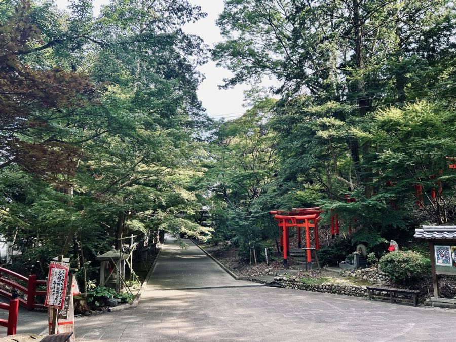 油山寺の参道と赤い鳥居