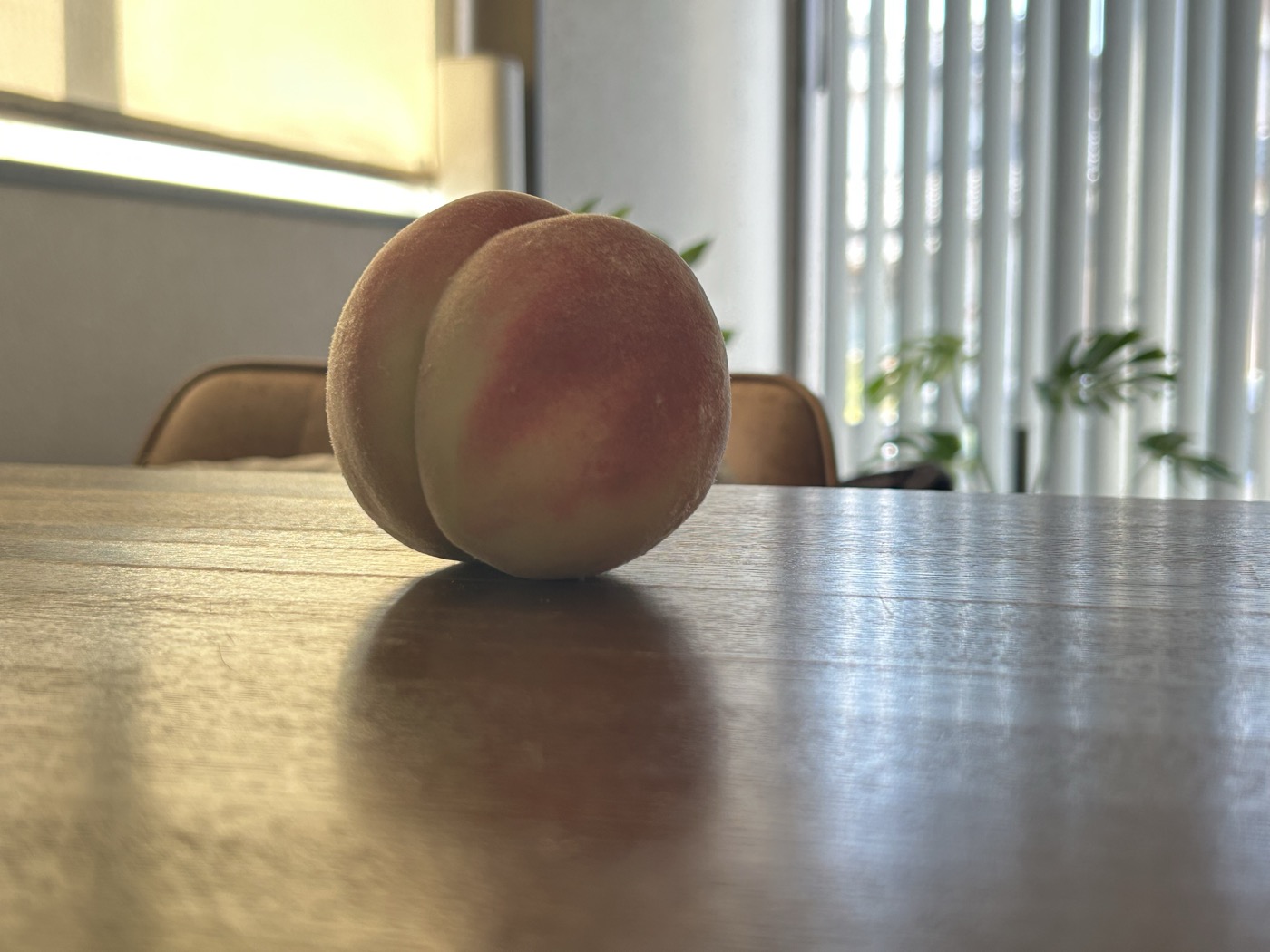 農家さんからお裾分けでいただいた桃、机の上に置かれている