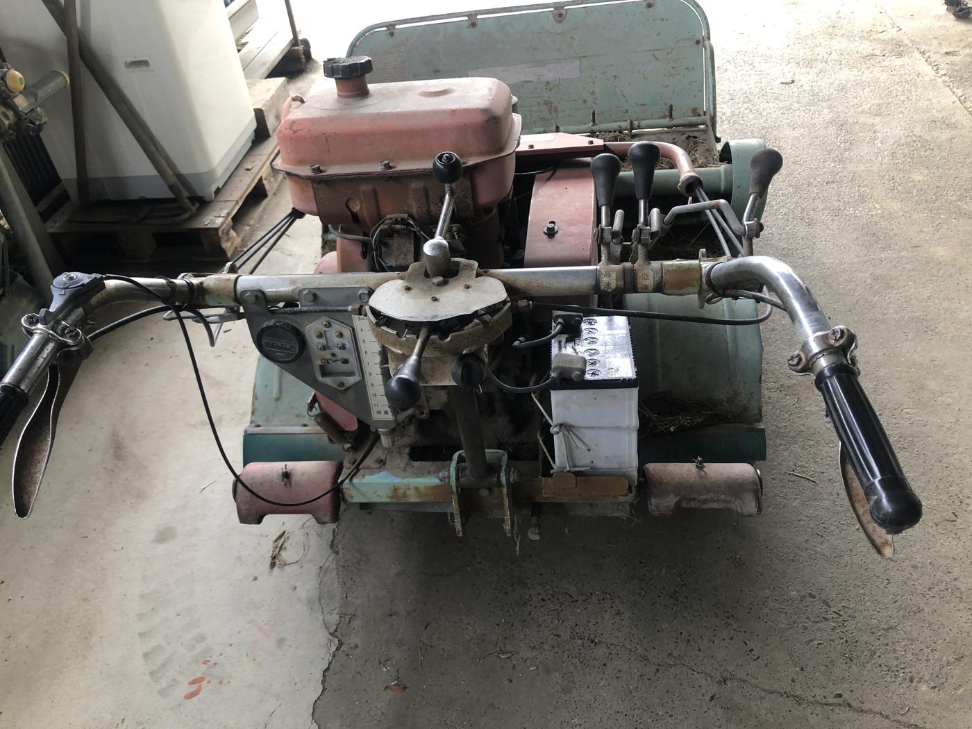 工場の片隅にあった、むき出しのエンジンが特徴的な昔ながらの耕運機