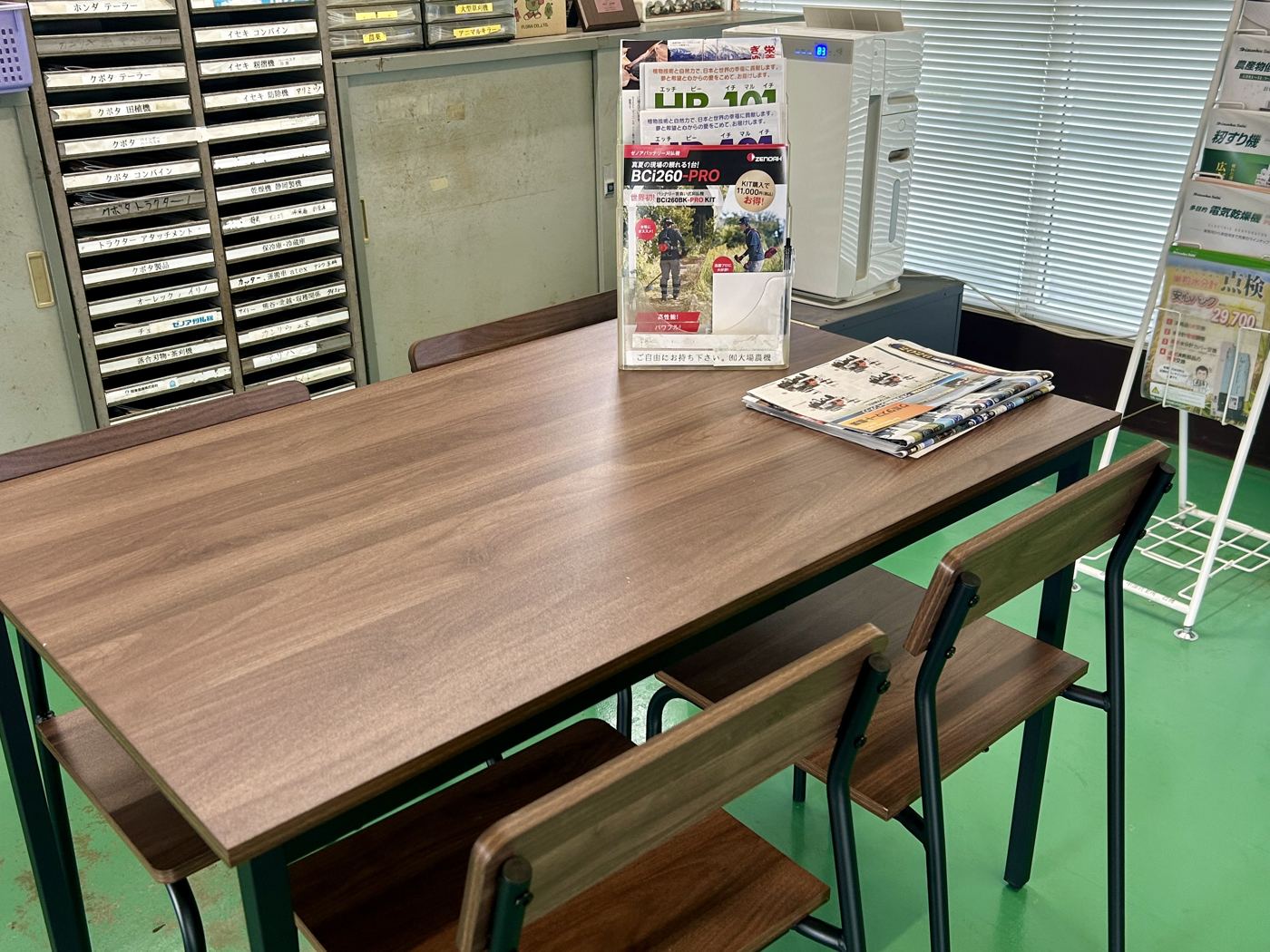 新しく入った木目調の机と背もたれ付きの椅子のセット
