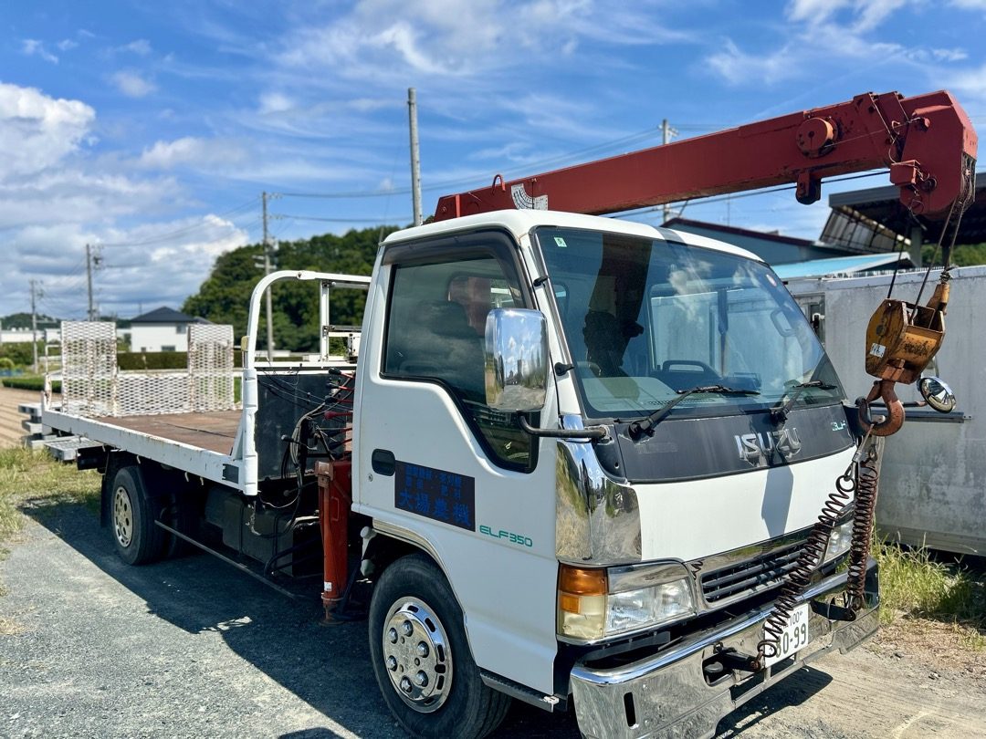 クレーンを備えたユニック車、農機具の引き取りに使う車両