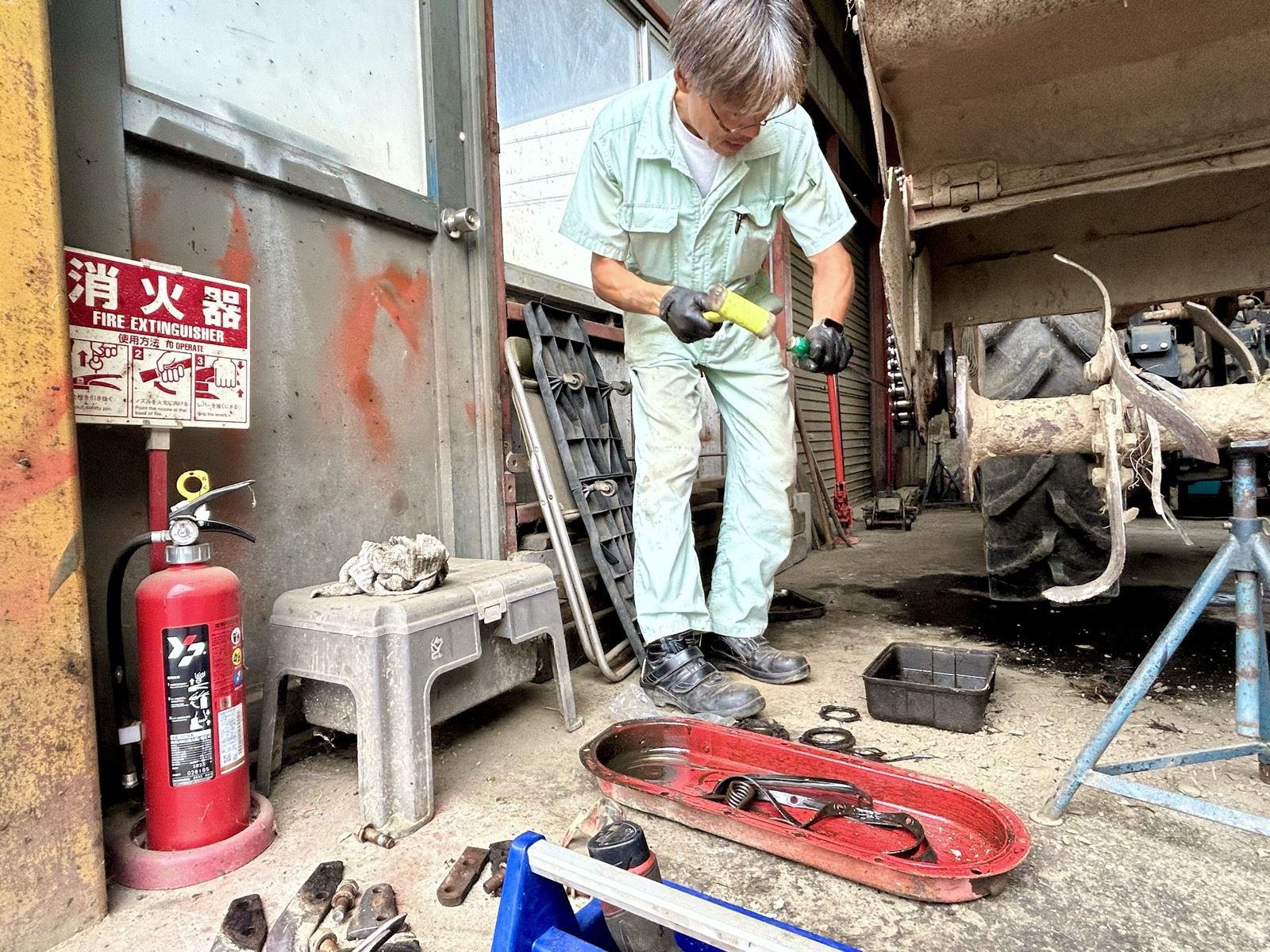取り外したチェーンまわりの整備作業